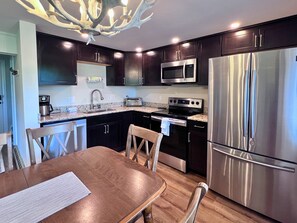 Fridge, microwave, oven, stovetop - Cozy Ski-Mountain Getaway (Sugar Mountain)