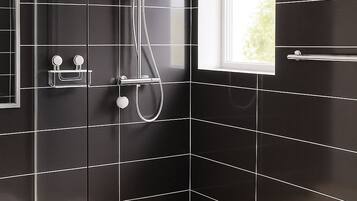 Douche, sèche-cheveux, serviettes fournies, savon