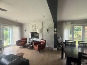 TV, fireplace