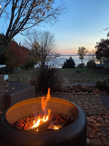 3-bed 2- living room front Lake luxury house in Saint-Placide 45 minute Montréal