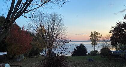 3-bed 2- living room front Lake luxury house in Saint-Placide 45 minute Montréal