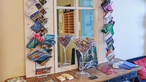 Une table en bois sur laquelle sont disposés des dépliants et des livres de voyage, avec une fenêtre en arrière-plan.