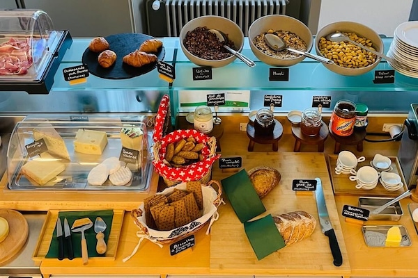 Sudah termasuk sarapan prasmanan setiap hari