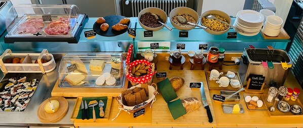 Café da manhã com buffet grátis todos os dias