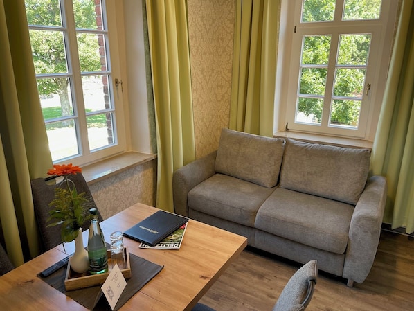 Double Room, Garden View | Living area