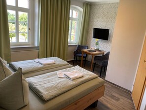 Standard Double Room, Garden View | In-room dining - Appartements Zur Schloßwache (Delitzsch)
