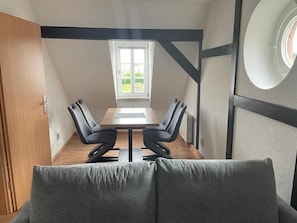 Apartment, Nichtraucher, Parkblick | Wohnbereich | Fernseher