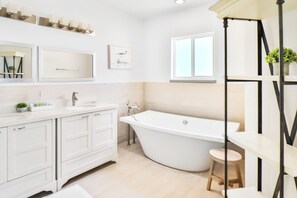 Een douche, een haardroger, handdoeken, zeep