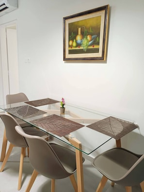 Apartamento, 2 quartos, sacada | Opções para refeição
