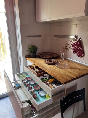 Fridge, oven, stovetop, dishwasher