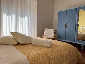 4 bedrooms, in-room safe, desk, iron/ironing board