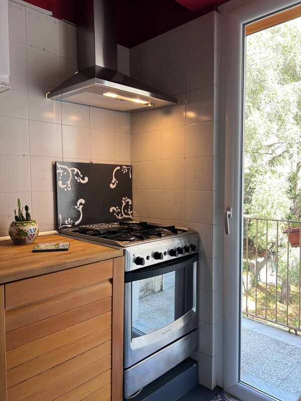 Réfrigérateur, four, plaque de cuisson, lave-vaisselle