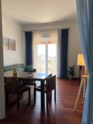 Interior - Spacious apartment within walking distance of downtown and adjacent to subway and bus. For groups (Catania)