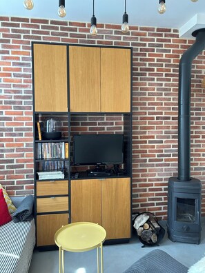 Una televisión, una chimenea