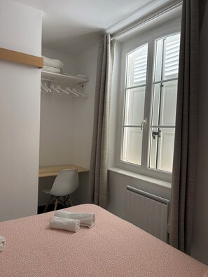 2 chambres, fer et planche à repasser, Wi-Fi, draps fournis