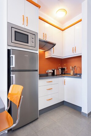 ميكروويف، موقد طهي مسطح، ماكينة لصنع القهوة/الشاي، محمصة خبز