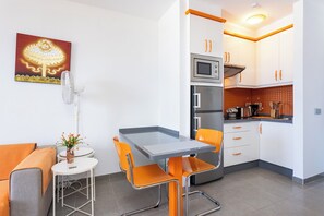 Micro-ondes, plaque de cuisson, cafetière/bouilloire, grille-pain