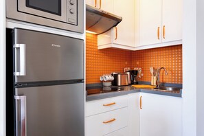 Mikrowelle, Herdplatte, Wasserkocher mit Kaffee-/Teezubehör, Toaster