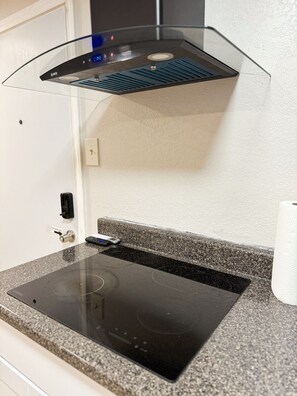 Kühlschrank, Mikrowelle, Herdplatte, Wasserkocher mit Kaffee-/Teezubehör