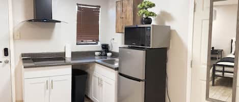 Réfrigérateur, four à micro-ondes, surface de cuisson, cafetiÚre-théiÚre