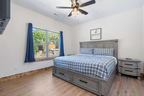 Mökki, useita sänkyjä, parveke, näköala puutarhaan (Peaceful Timbers Getaway) | 4 makuuhuonetta, ilmainen Wi-Fi