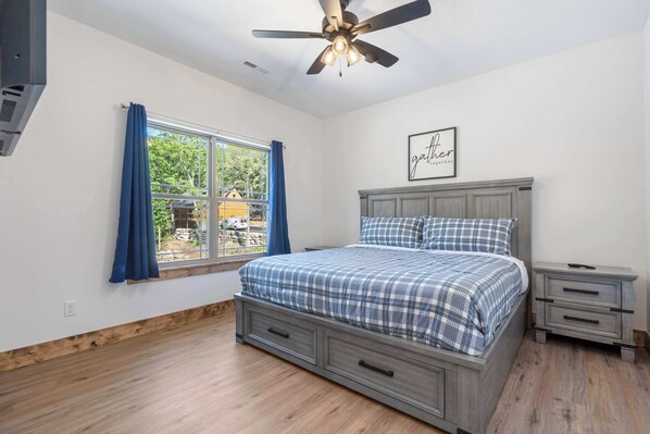 Hytte, flere senger, balkong, hageutsikt (Peaceful Timbers Getaway) | 4 soverom og wi-fi (inkludert)