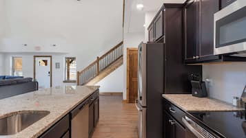 Kabin, Beberapa Tempat Tidur, balkon, pemandangan kebun (Peaceful Timbers Getaway) | Dapur pribadi | Lemari es, microwave, oven, dan kompor