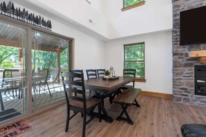 Cabin, Berbilang Katil, Balcony, Garden View (Peaceful Timbers Getaway) | Tempat makan
