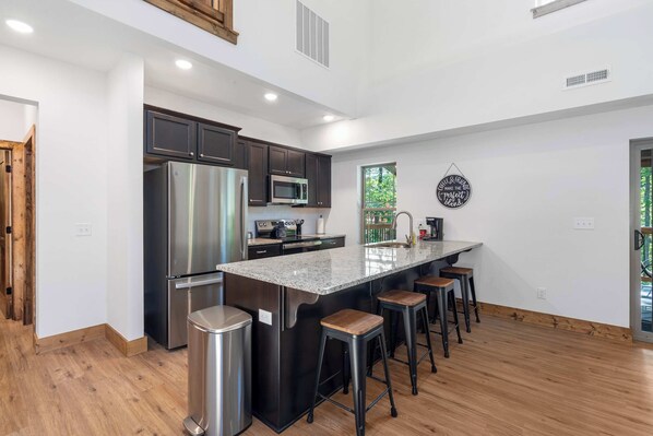 Mökki, useita sänkyjä, parveke, näköala puutarhaan (Peaceful Timbers Getaway) | Yksityinen keittiö | Jääkaappi, mikroaaltouuni, uuni, liesi