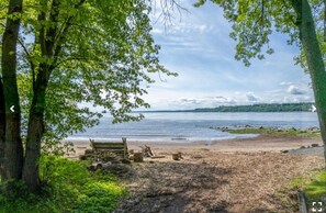 Sur la plage, chaise longue