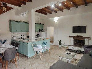 Private kitchen - Villa Parselina – Tranquil Retreat with Sea & Mountain Views in North Corfu (Corfu)