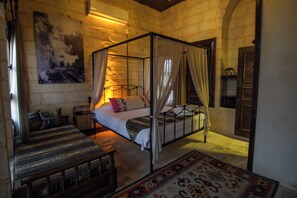 Värdeförvaringsskåp på rummet, arbetsyta för laptop och ljudisolering