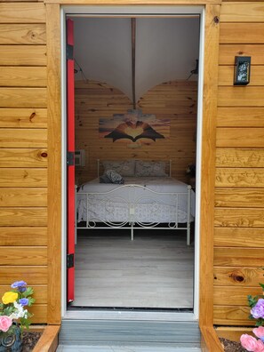 1 bedroom, bed sheets