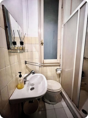 Sèche-cheveux, bidet, serviettes fournies, savon