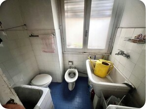Haartrockner, Bidet, Handtücher, Seife