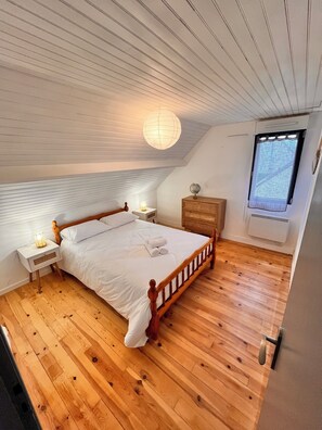 4 chambres, fer et planche à repasser, Wi-Fi, draps fournis