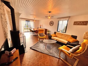 Fernseher, Kamin, Bücher