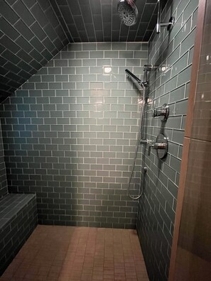 Douche, baignoire à jets, sèche-cheveux, serviettes fournies