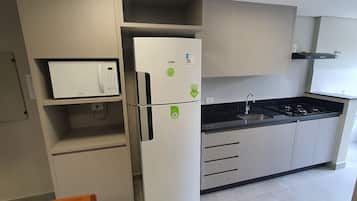 Refrigerador, microondas y utensilios de cocina