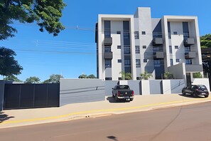 A modern multi-story building with a flat roof, large windows, and a symmetrical facade. - Residencial HS (Foz do Iguacu)