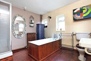 Douche, séchoir à cheveux, serviettes fournies, savon