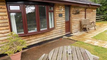 Cabin, 3 Bedrooms, Smoking | Outdoor dining