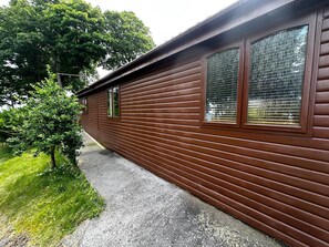 Property grounds - Serene Watermouth Cabin Retreat With Hot Tub & Stunning Coastal Views (Ilfracombe)