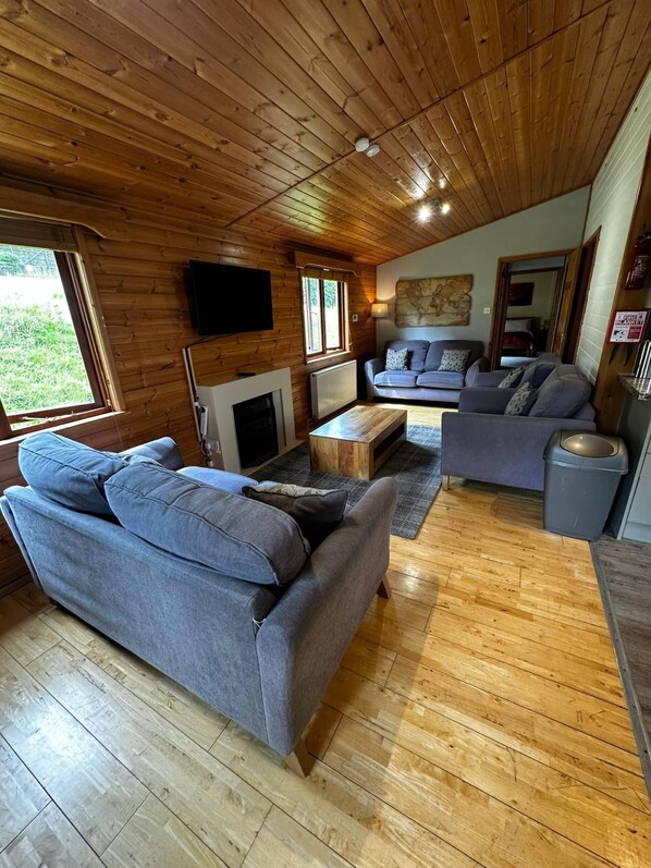 Cabin, 3 phòng ngủ, hút thuốc, bồn tắm nước nóng | Khu phòng khách