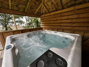 Outdoor spa tub - Serene Watermouth Cabin Retreat With Hot Tub & Stunning Coastal Views (Ilfracombe)
