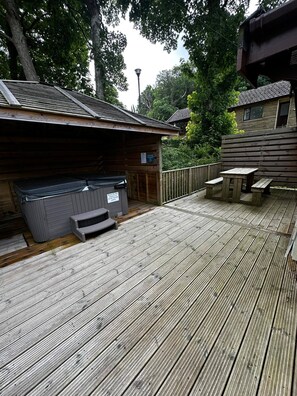 Chalet rustique, 3 chambres, fumeur, baignoire Ă remous | Restauration en plein air