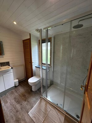 Bathroom - Serene Watermouth Cabin Retreat With Hot Tub & Stunning Coastal Views (Ilfracombe)
