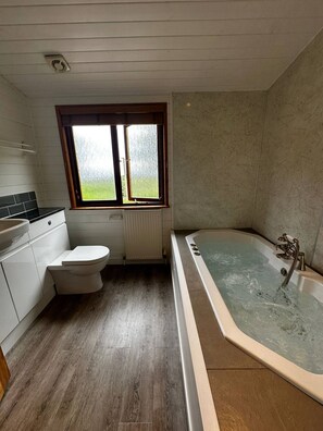 Chalet rustique, 3 chambres, fumeur, baignoire Ă remous | Salle de bain