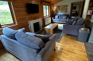 Living room - Serene Watermouth Cabin Retreat With Hot Tub & Stunning Coastal Views (Ilfracombe)