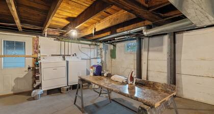 Coca Cola Cottage-Stay & Play Near Purina Farms w/private Pet Friendly back yard